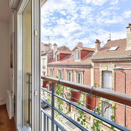 Budget Studio- The River Seine *